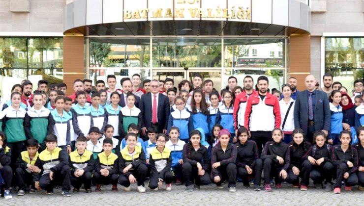 anadolu yıldızlar ligi finallerine katılacak sporculardan vali deniz’e teşekkür ziyareti