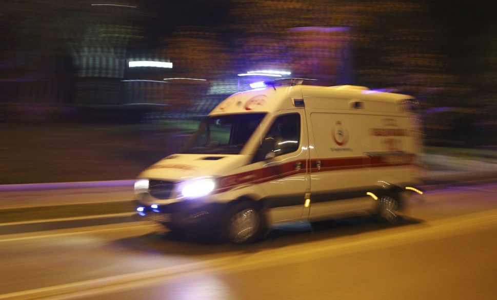 ambulans ile otomobil kaza yaptı: 3 ölü, 3 yaralı