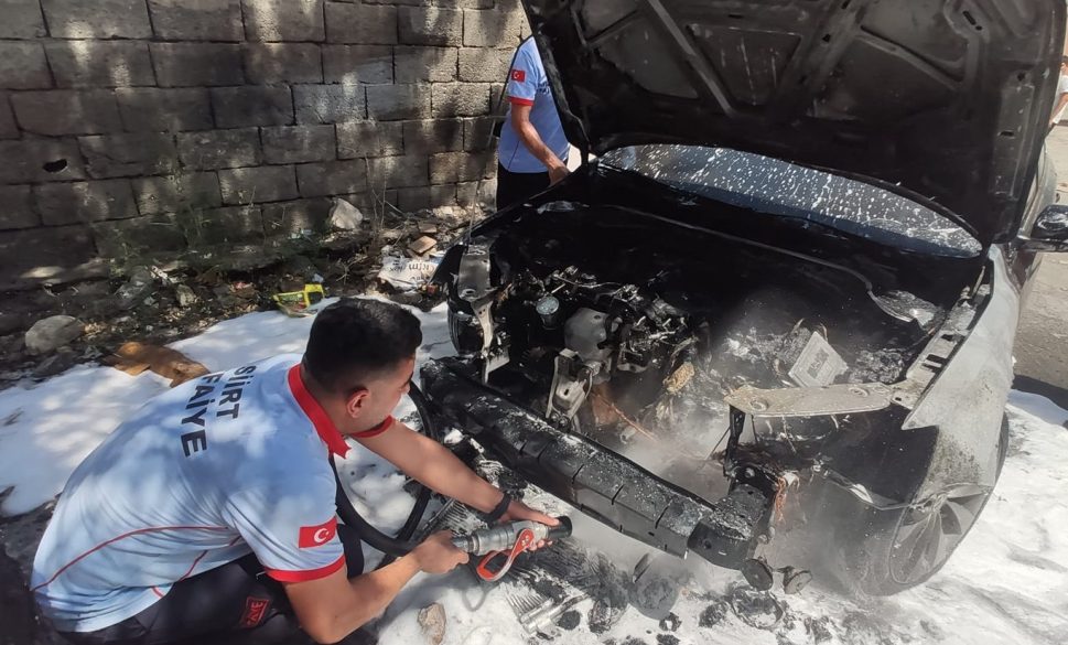 yere dökülen köz parçaları otomobilin yanmasına neden oldu