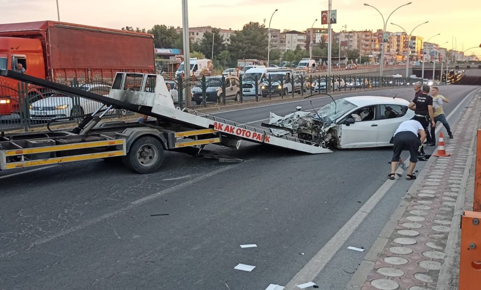 diyarbakır’da otomobil refüje çarptı: 3 yaralı