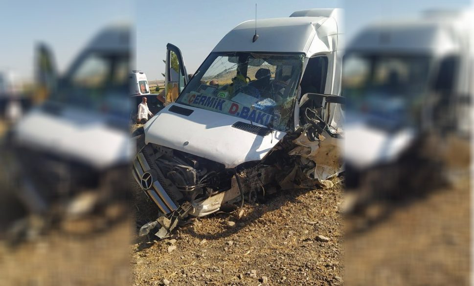 minibüs ile traktör çarpıştı: 15 yaralı