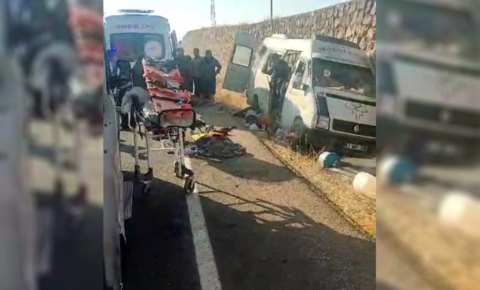 minibüs kaza yaptı: 3 ölü 17 yaralı