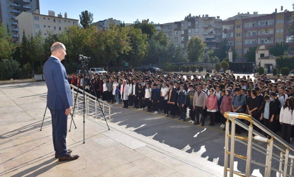 şehit olan çocuklar için saygı duruşunda bulunuldu