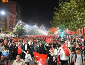 bayrak yürüyüşüne bi̇nlerce vatandaş katildi