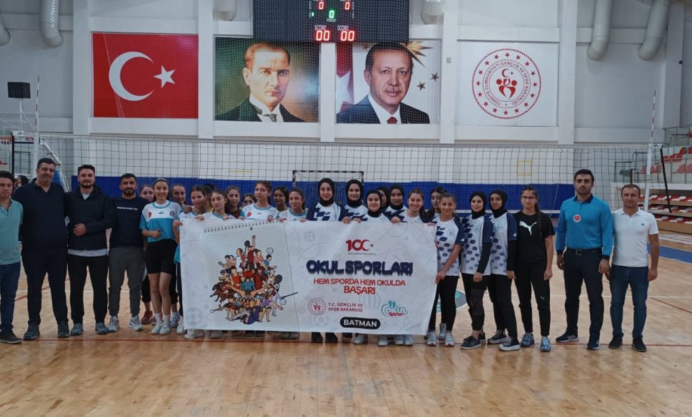 okul sporlari voleybol maçlariyla başladi