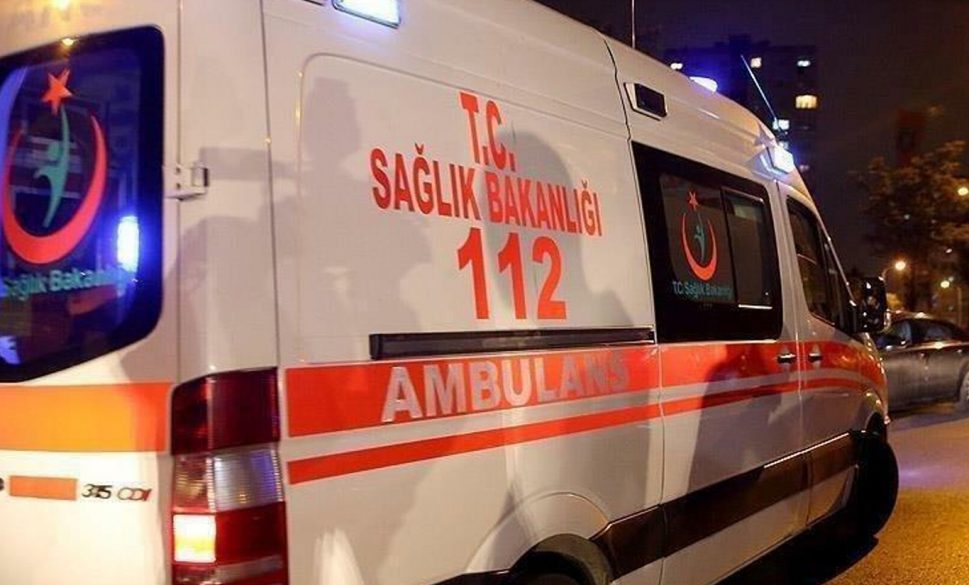 üst geçidin ayağına çarpan otomobildeki 2 kişi öldü