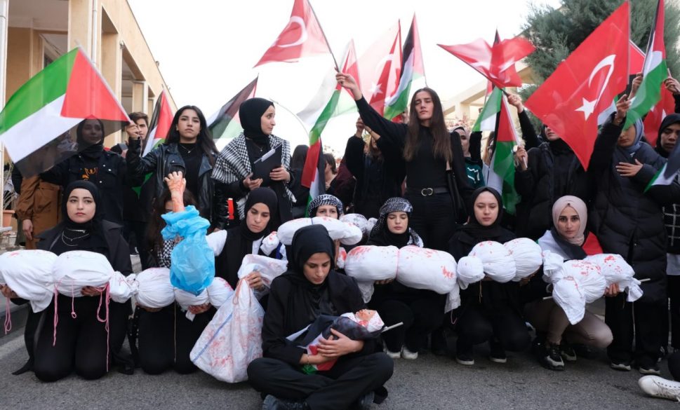 maü öğrencilerinden “katliamı durdurun!” çağrısı