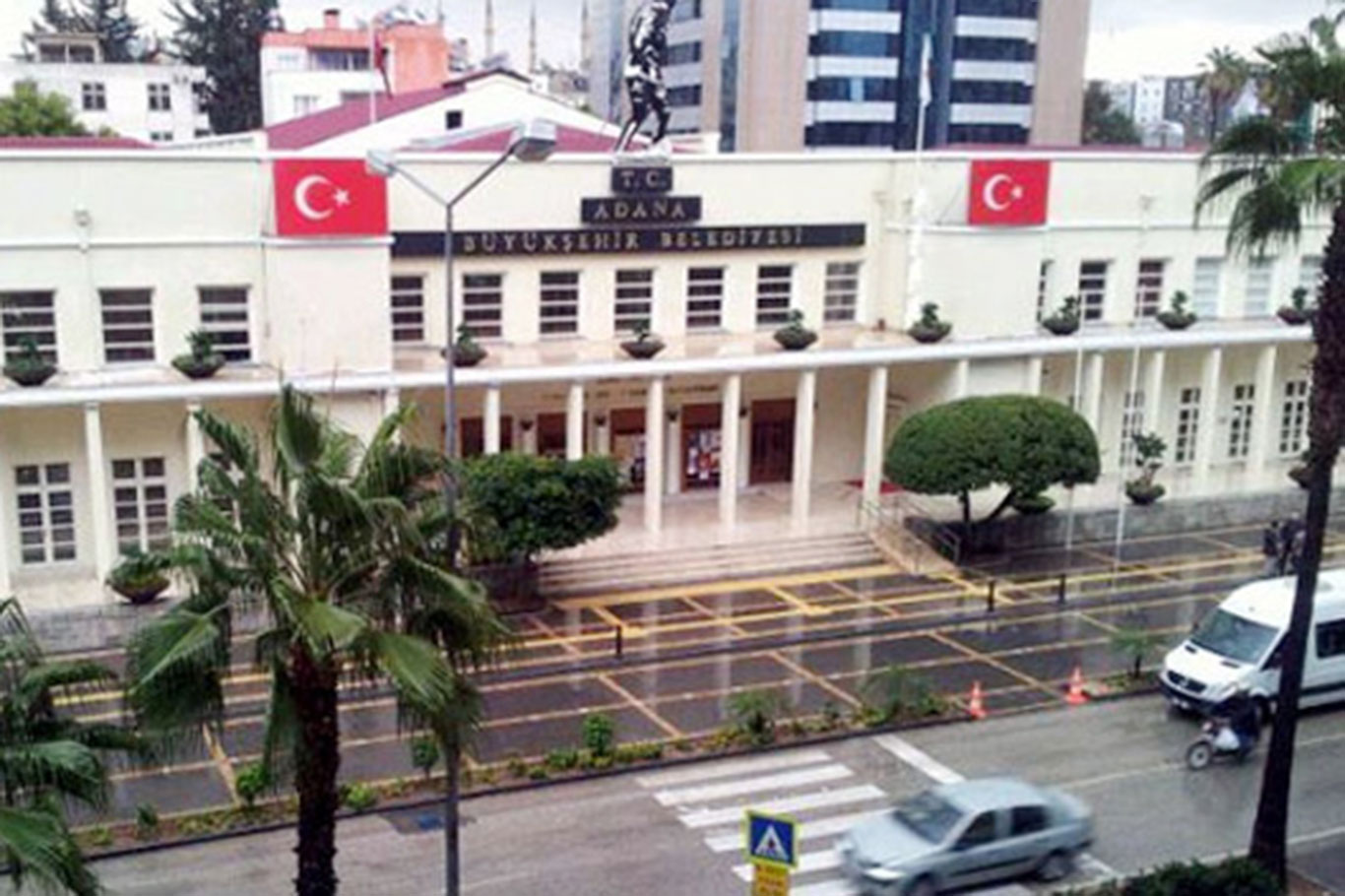 Adana Büyükşehir Belediyesine sabah