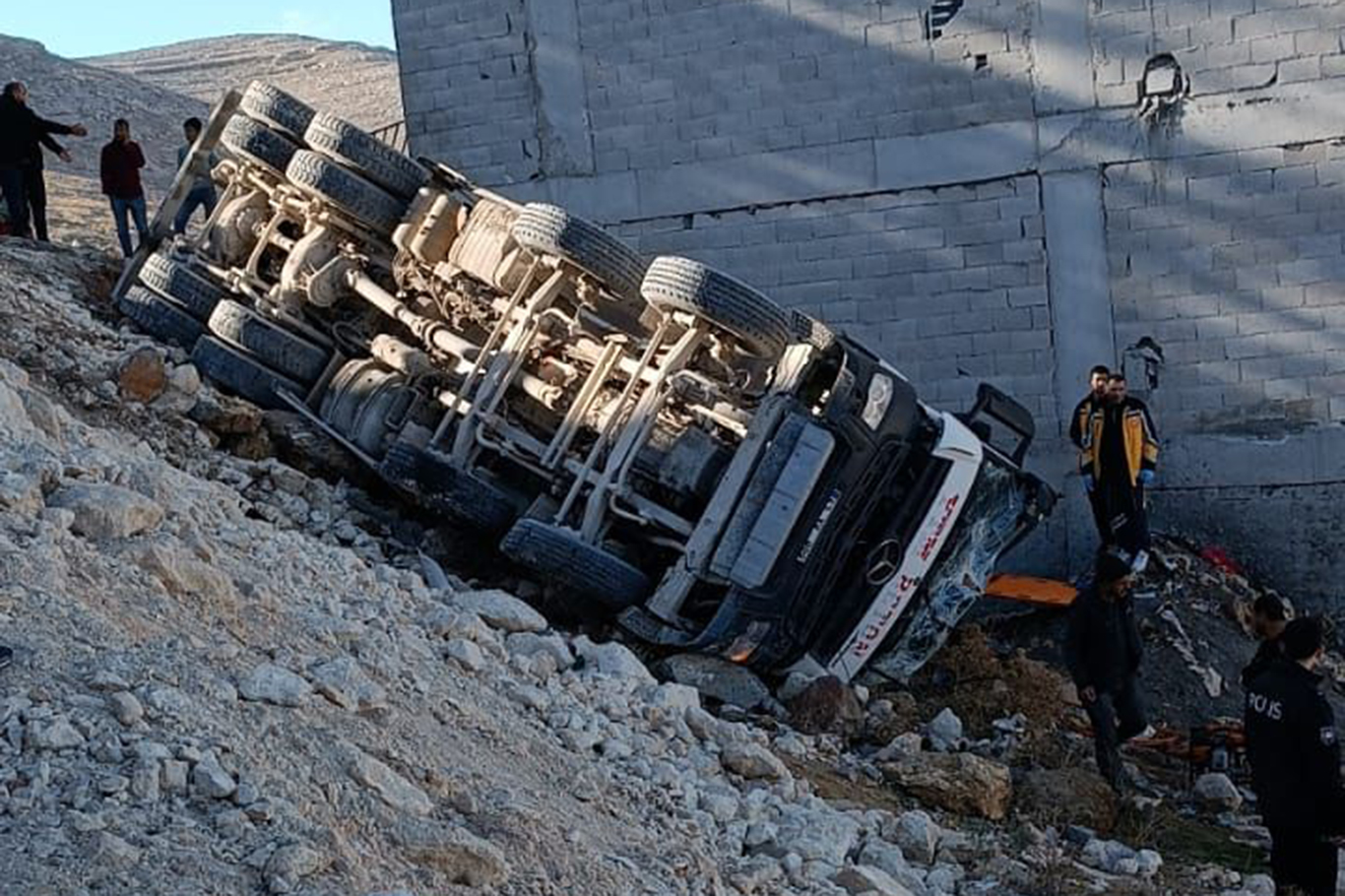 Şanlıurfa’da şarampole devrilen beton