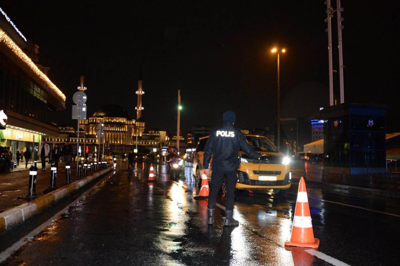 İstanbul’da gerçekleştirilen asayiş uygulamasında,