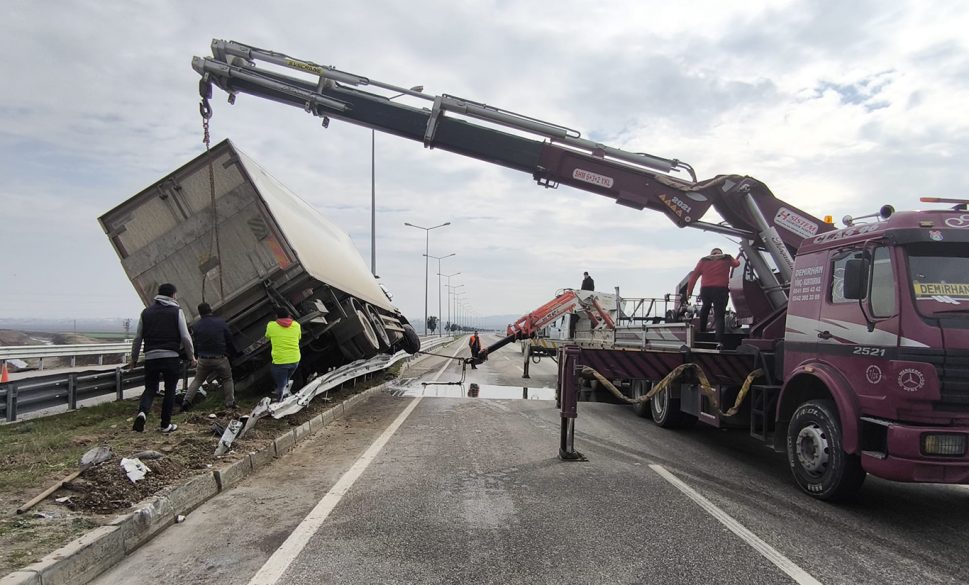 devrilen kamyon trafiği aksattı