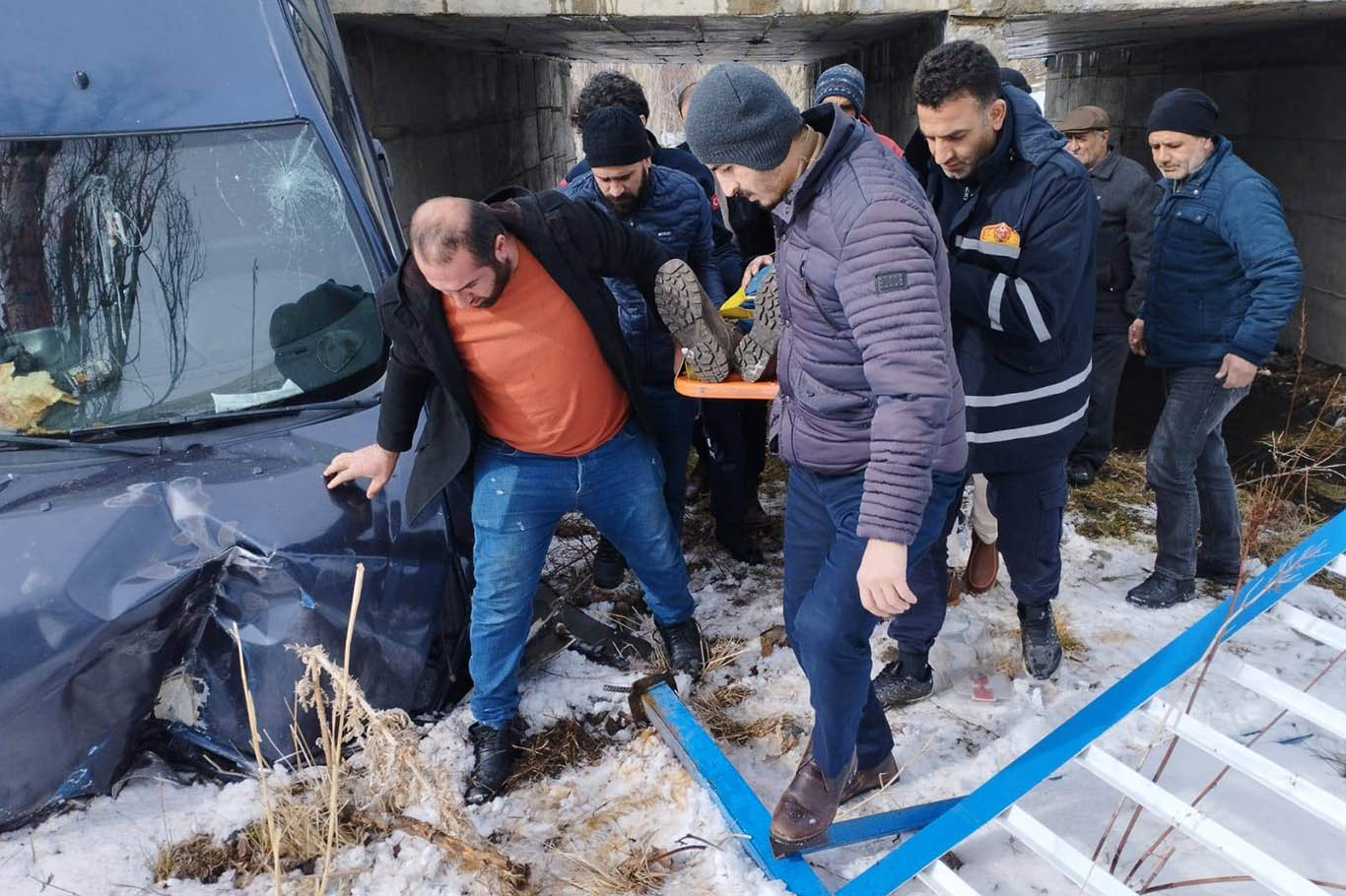 Ağrı’da bir otomobilin köprüden