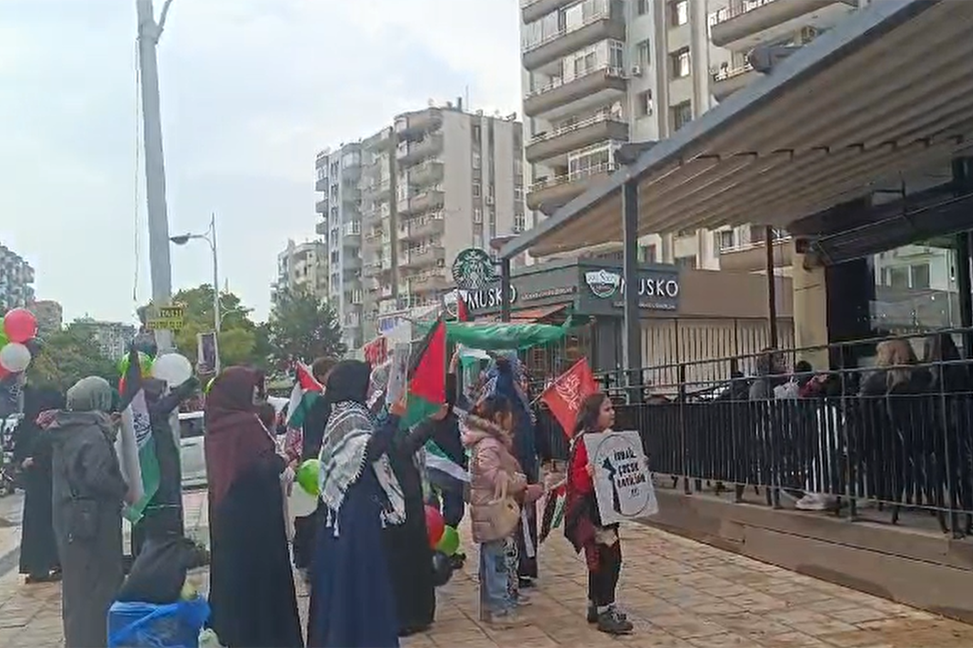 Adana’da işgalcileri protesto eden