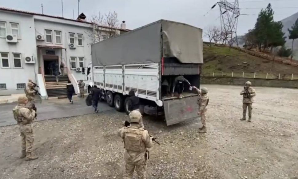 tırın dorsesinde 76 düzensiz göçmen yakalandı