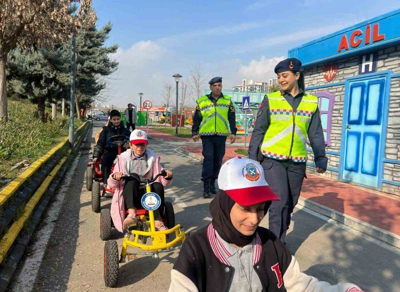 öğrencilere temel trafik eğitimi