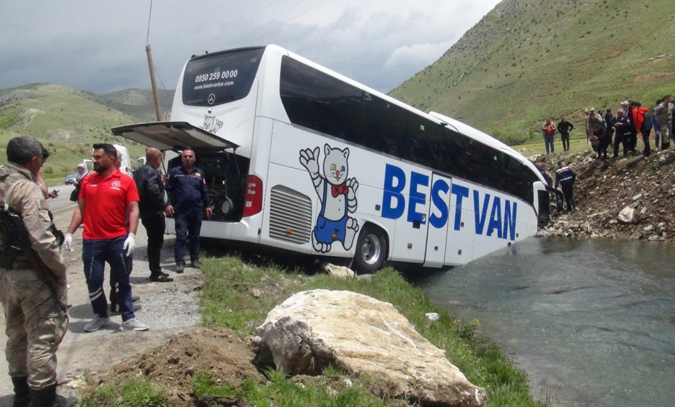 bitlis’te yolcu otobüsü dereye uçtu: 7 yaralı