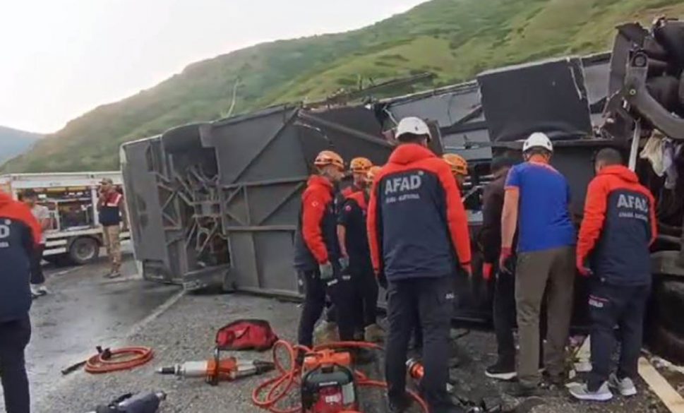 yolcu otobüsü ile tır çarpıştı: 2 ölü 4’ü ağır 30 yaralı 