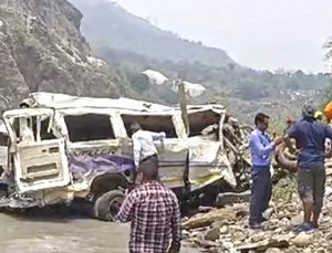 hindistan’da otobüs uçuruma düştü: 12 ölü