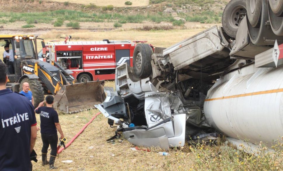 petrol yüklü tanker devrildi: 2 yaralı