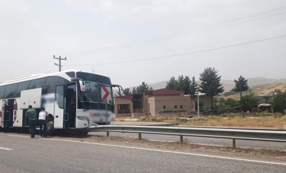 yolcu otobüsü orta refüje girip bariyerlere çarptı