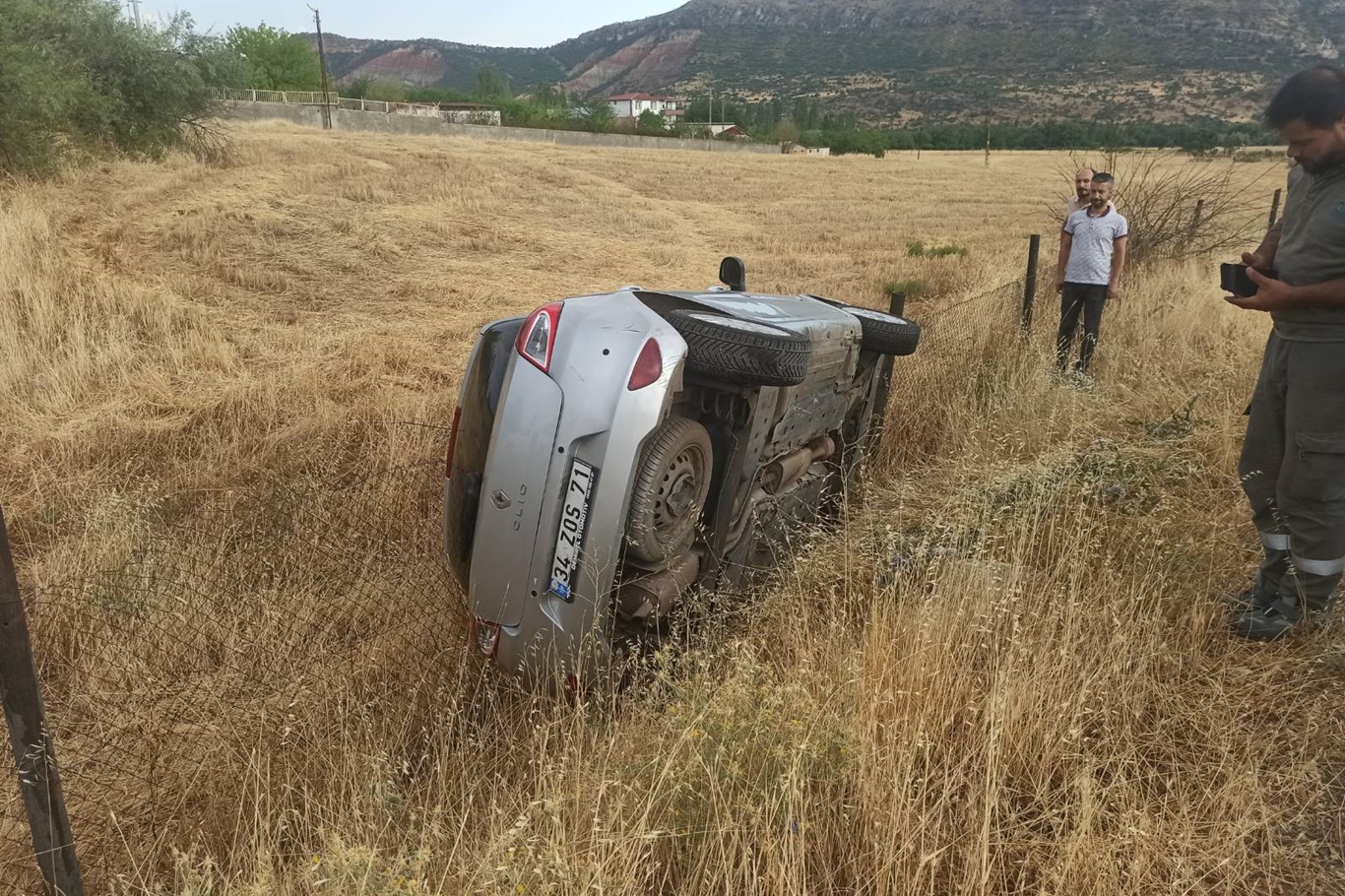 Diyarbakır’da şarampole devrilen otomobilden