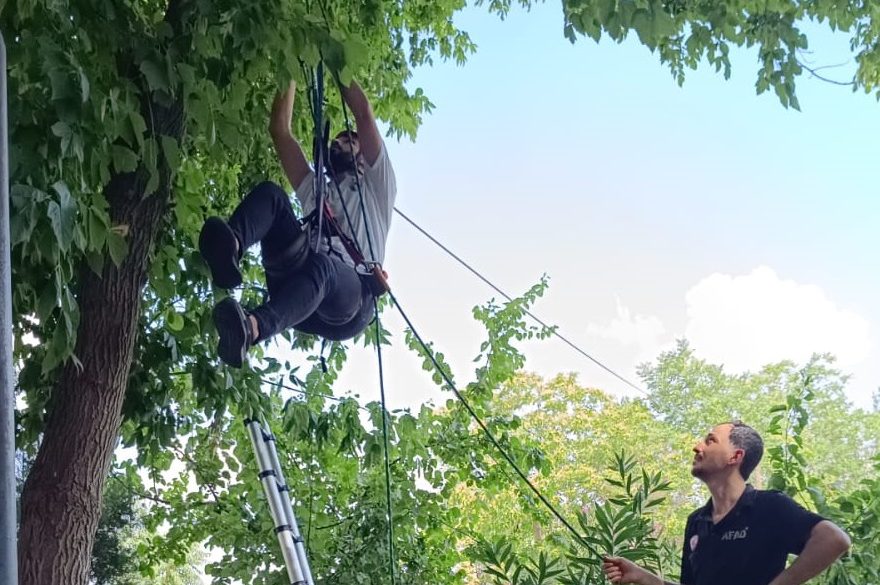 stajyerlere arama kurtarma eğitimi