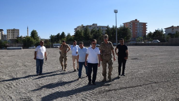 futbol sahasinin zemi̇ni̇ yeni̇leni̇yor