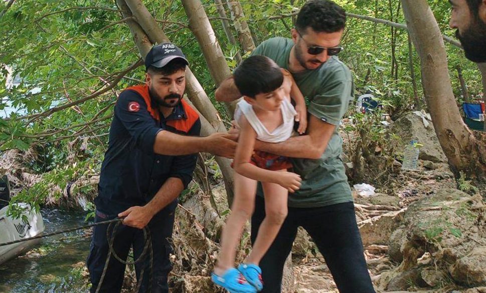 dicle nehirinde mahsur kalan 10 kişilik aile kurtarıldı