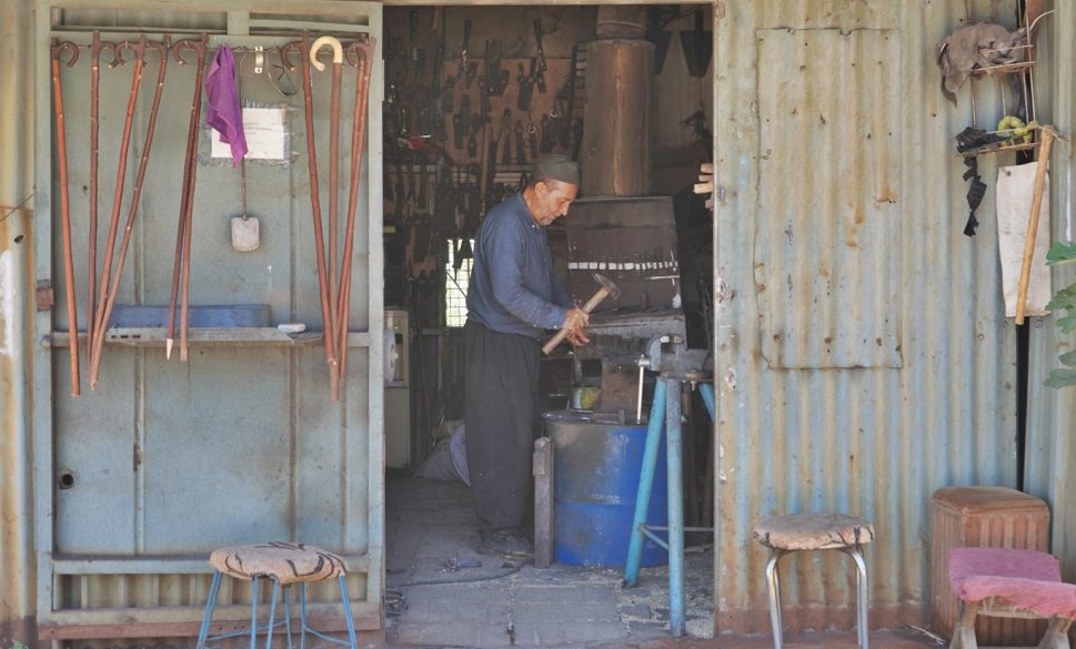 dede mesleği olan demirciliği 50 yıldır sürdürüyor