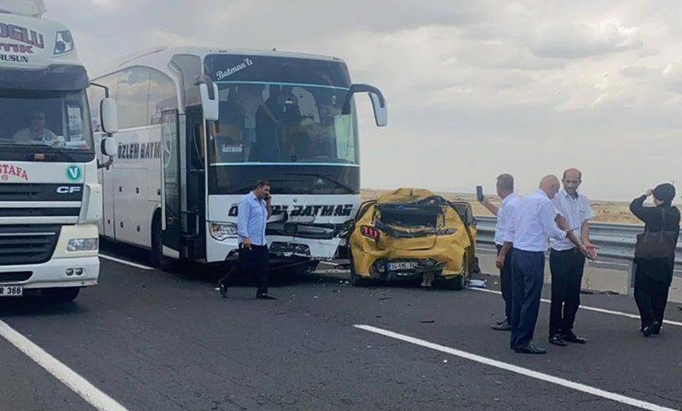 diyarbakır’da yolcu otobüsü ile otomobil çarpıştı: 2 yaralı