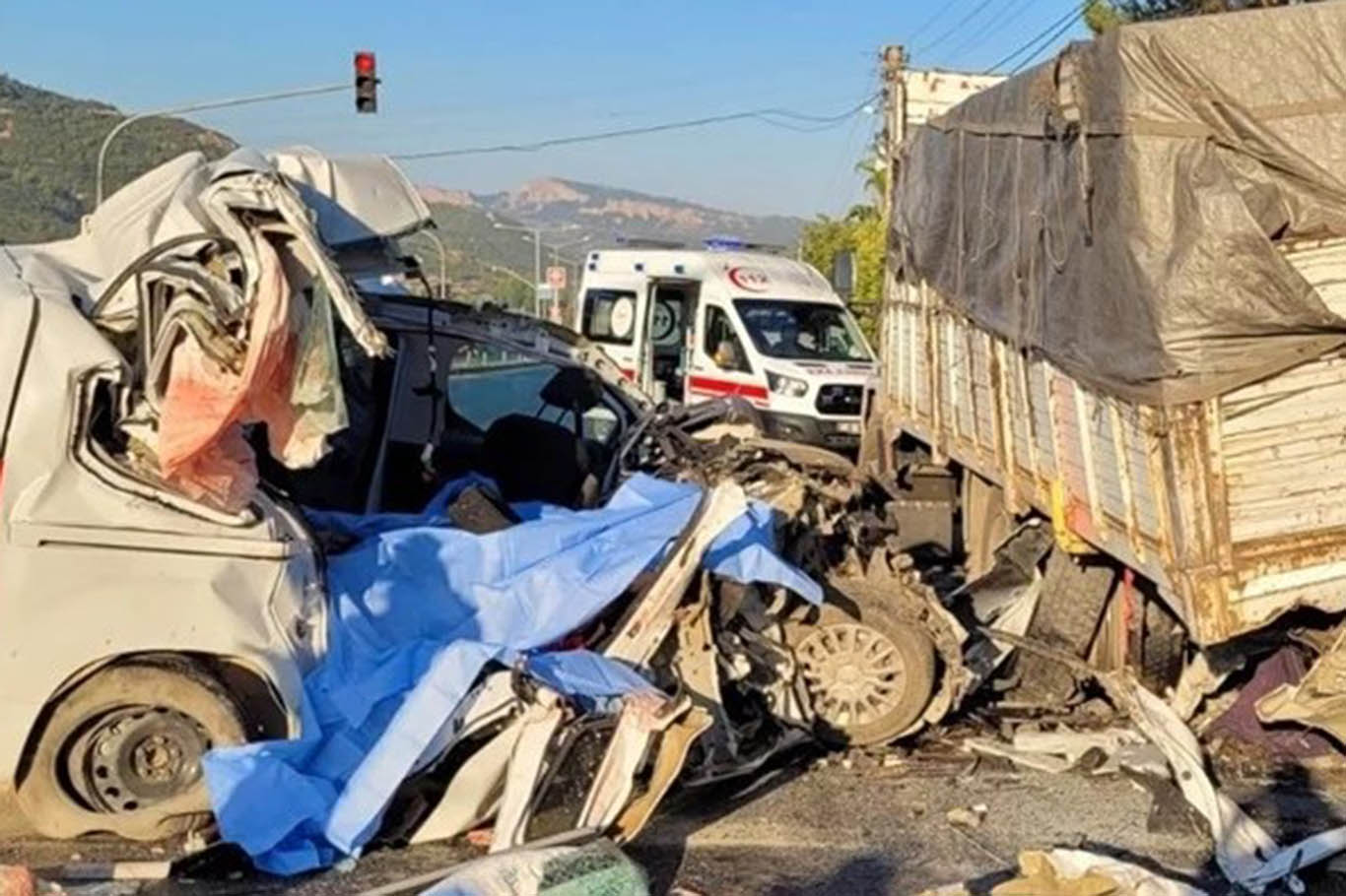 Manisa’nın Ahmetli ilçesinde park halindeki kamyona