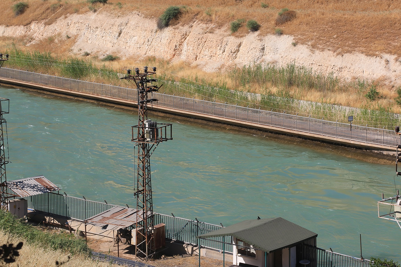 Şanlıurfa’nın Harran ilçesinde, serinlemek