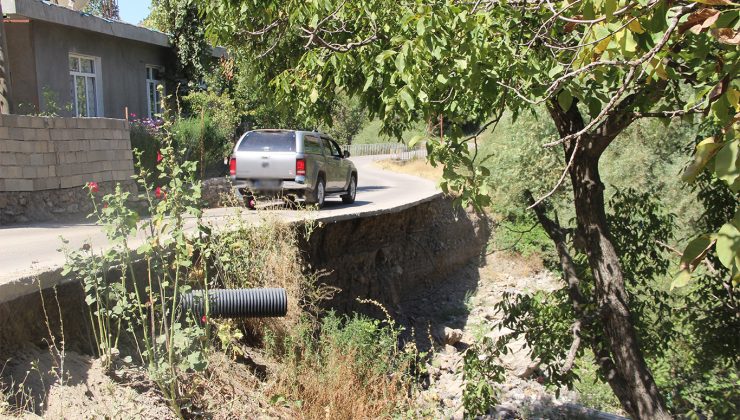 şırnak’ta akarsuyun aşındırdığı köy yolu tehlike saçıyor