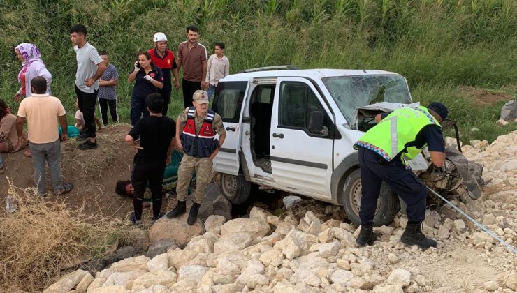 minibüs ile hafif ticari araç çarpıştı: bir ölü, 8 yaralı