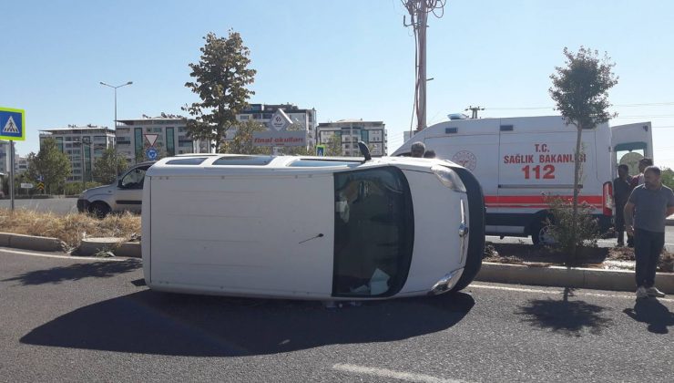 refüje çarpan hafif ticari araç yan yattı: 1 yaralı