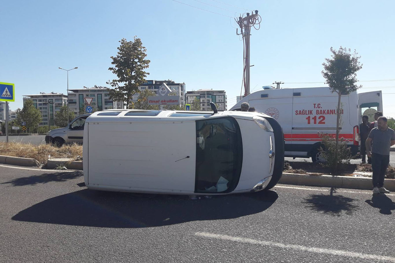 Diyarbakır’da refüje çarpan hafif