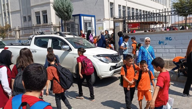 öğrenciler i̇çin tehlike oluşturan sokağın araç trafiğine kapatılması i̇steniyor