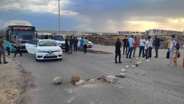 toki̇ deprem konutlarında vatandaşlar yol kapattı