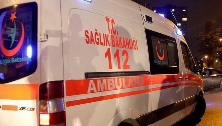 hafif ticari araç ile otomobil çarpıştı: 8 yaralı