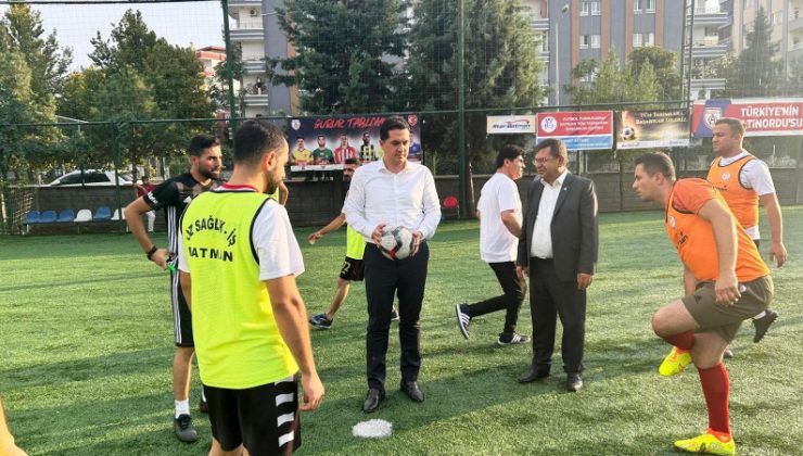 sağlık işçileri futbol turnuvasında ter döküyor