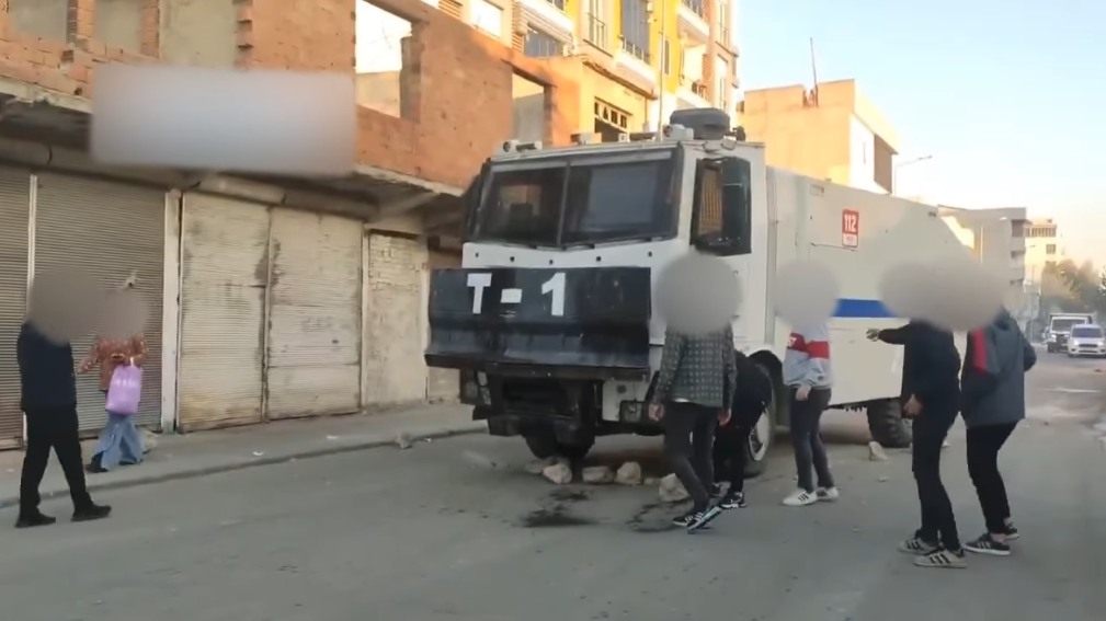 Lastiği patlayan TOMA’nın yardımına vatandaşlar koştu