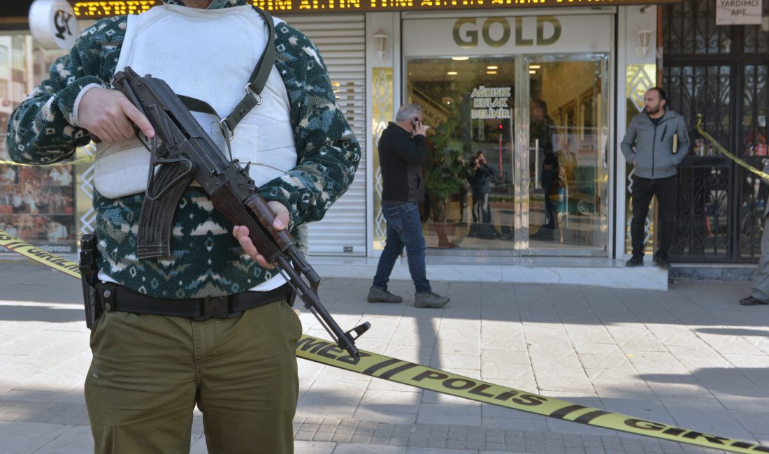 ADANA'da yüzü maskeli 4